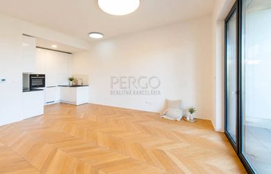 4 szobás lakás az bérlés a Bratislava-Staré Mesto